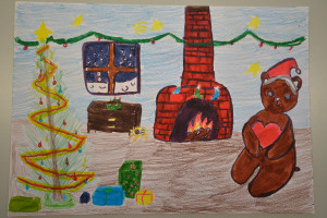 Gemaltes Bild eines Kindes, ein Teddybär sitz neben einem Kamin vor einem Weihnachtsbaum mit Geschenken.