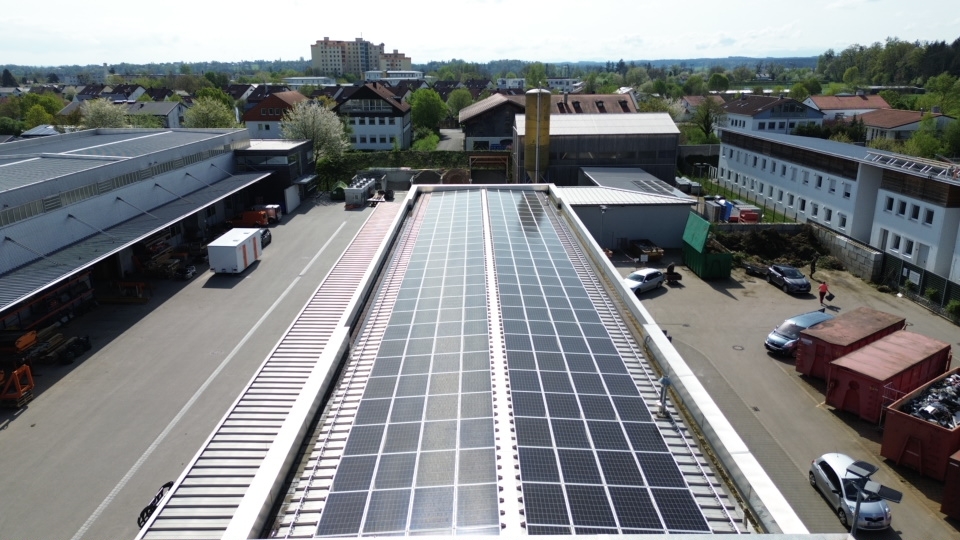 Eine PV-Dachanlage in Burghausen.