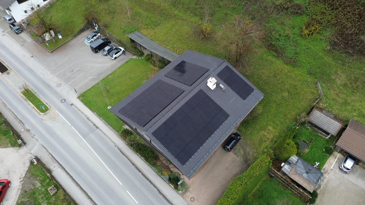 Eine PV-Dachanlage der Ammer-Loisach Energie.