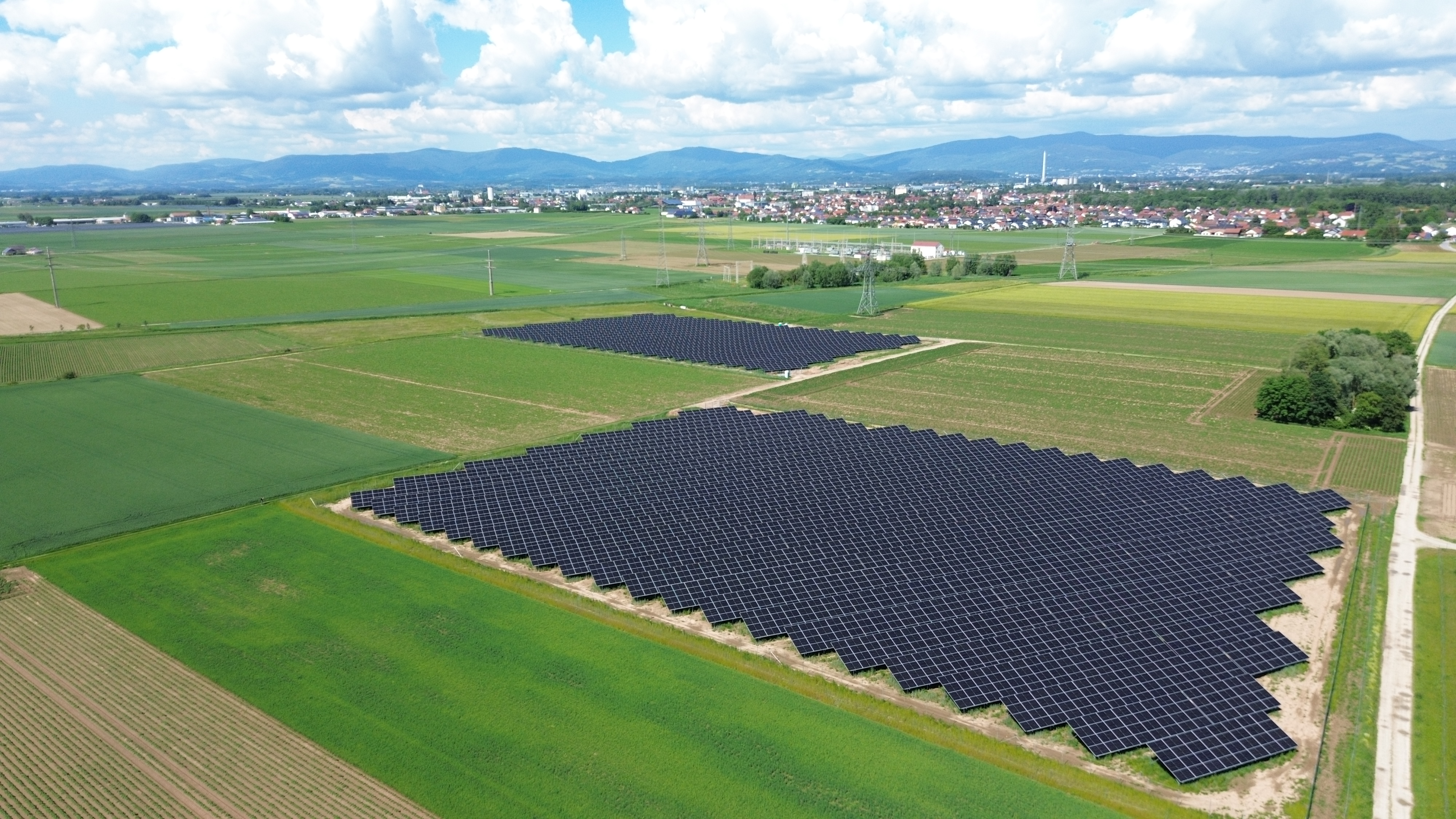 Der Solarpark Plattling Pielweichs II von oben.