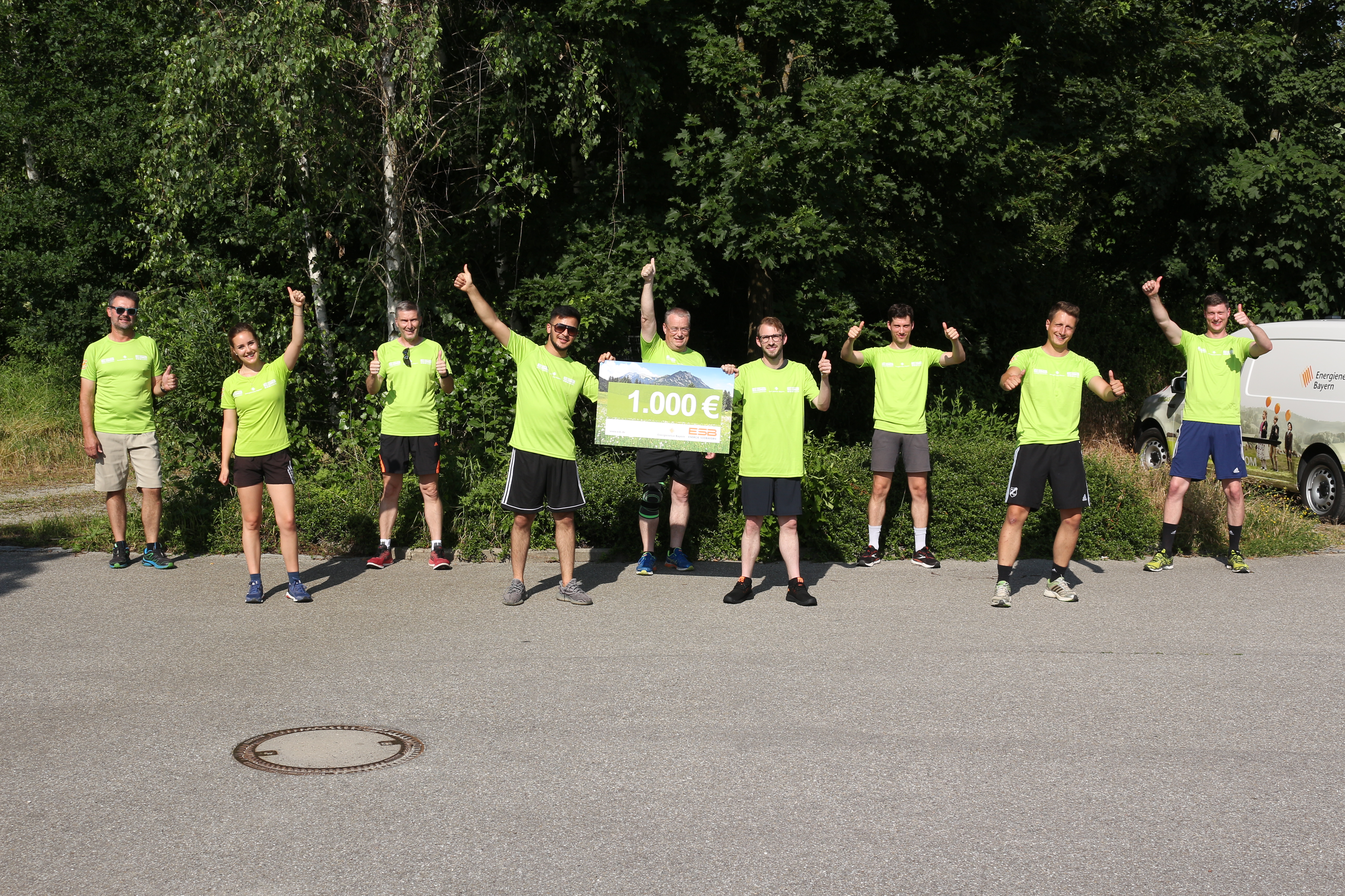 Die ESB Teilnehmer beim "Alleine zusammen"-Lauf mit einem 1000€ Spendenscheck für die Kinderkrebshilfe.