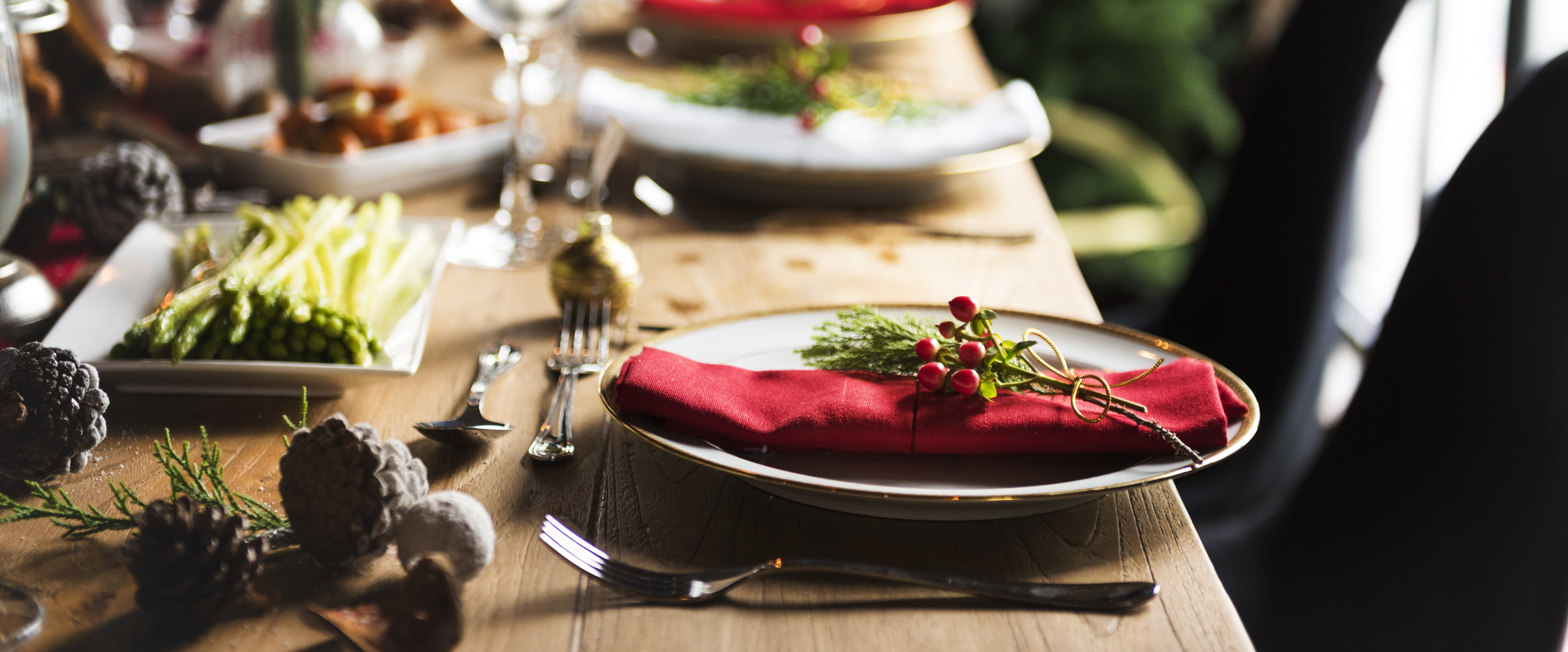 Ein weihnachtlich dekorierter Tisch mit Essen