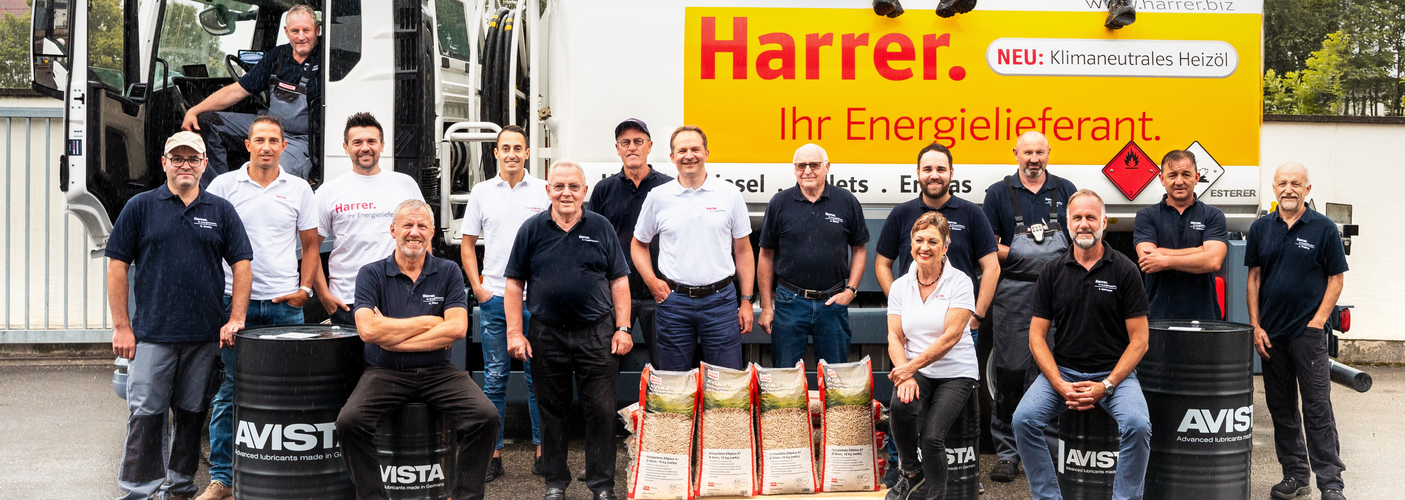 Ein Installateur steht in einem Heizungskeller.