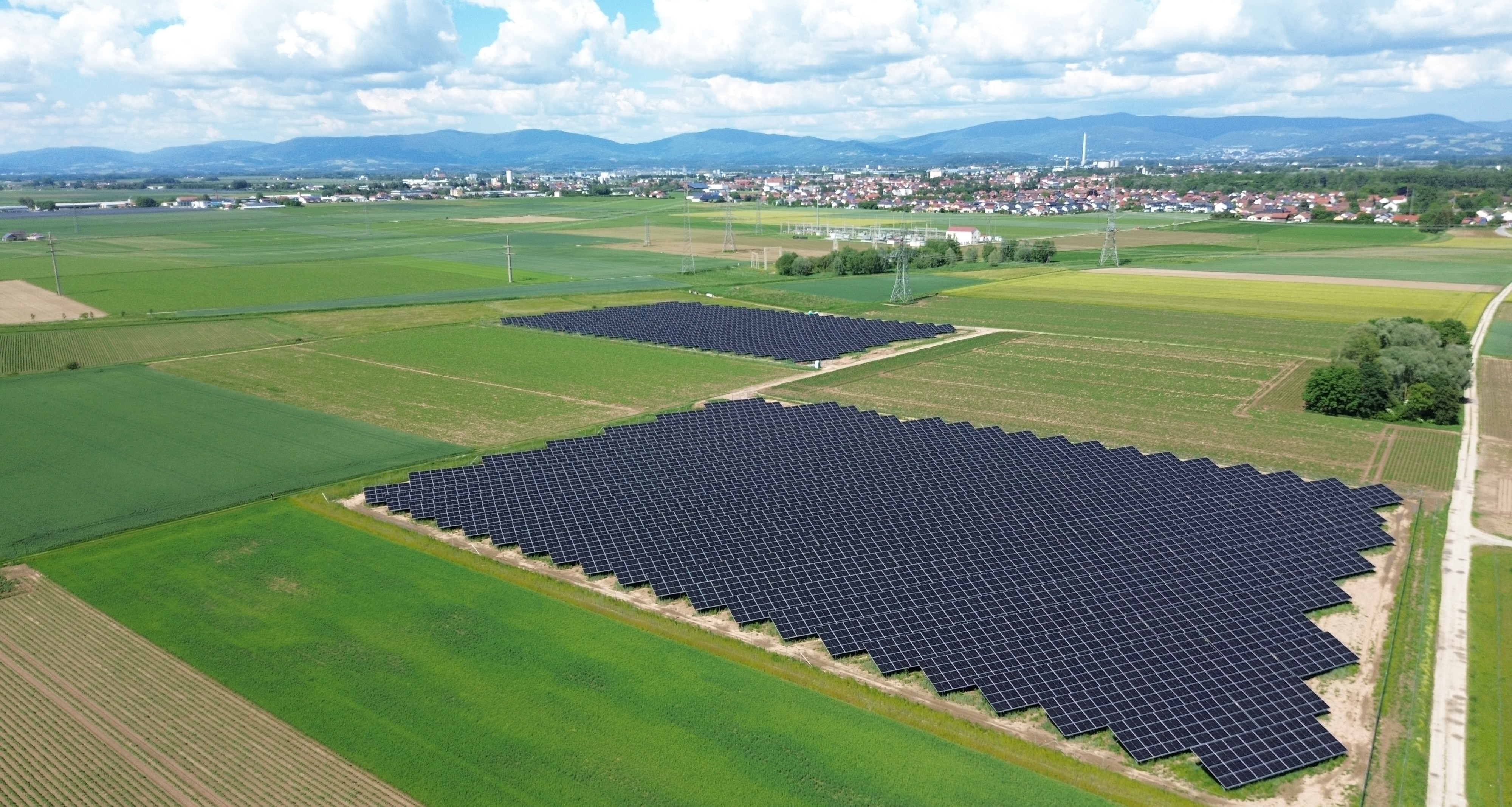 Der Solarpark Plattling Pielweichs II von oben.
