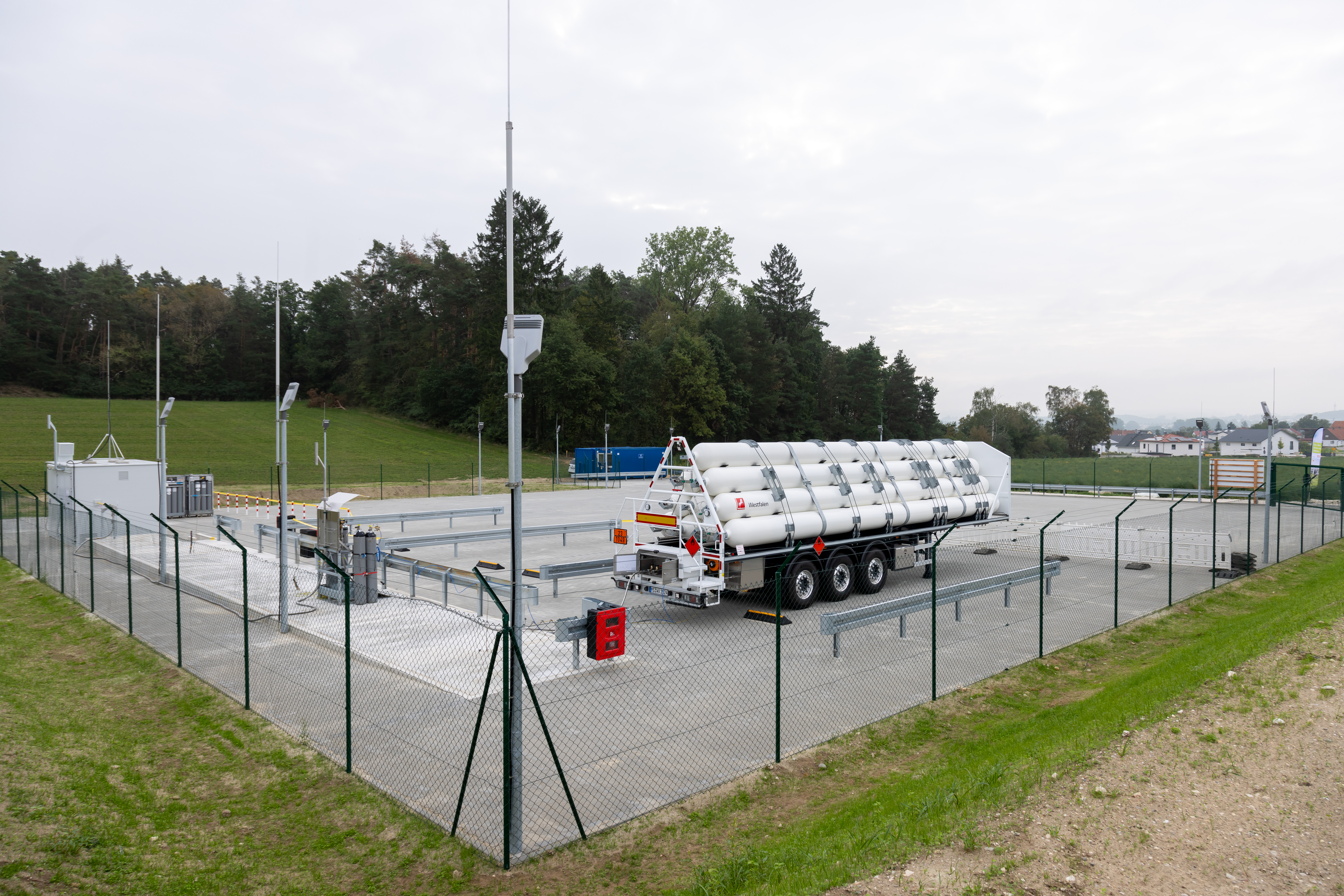 LKW-Anhänger mit großen Gasflaschen, die Wasserstoff transportieren
