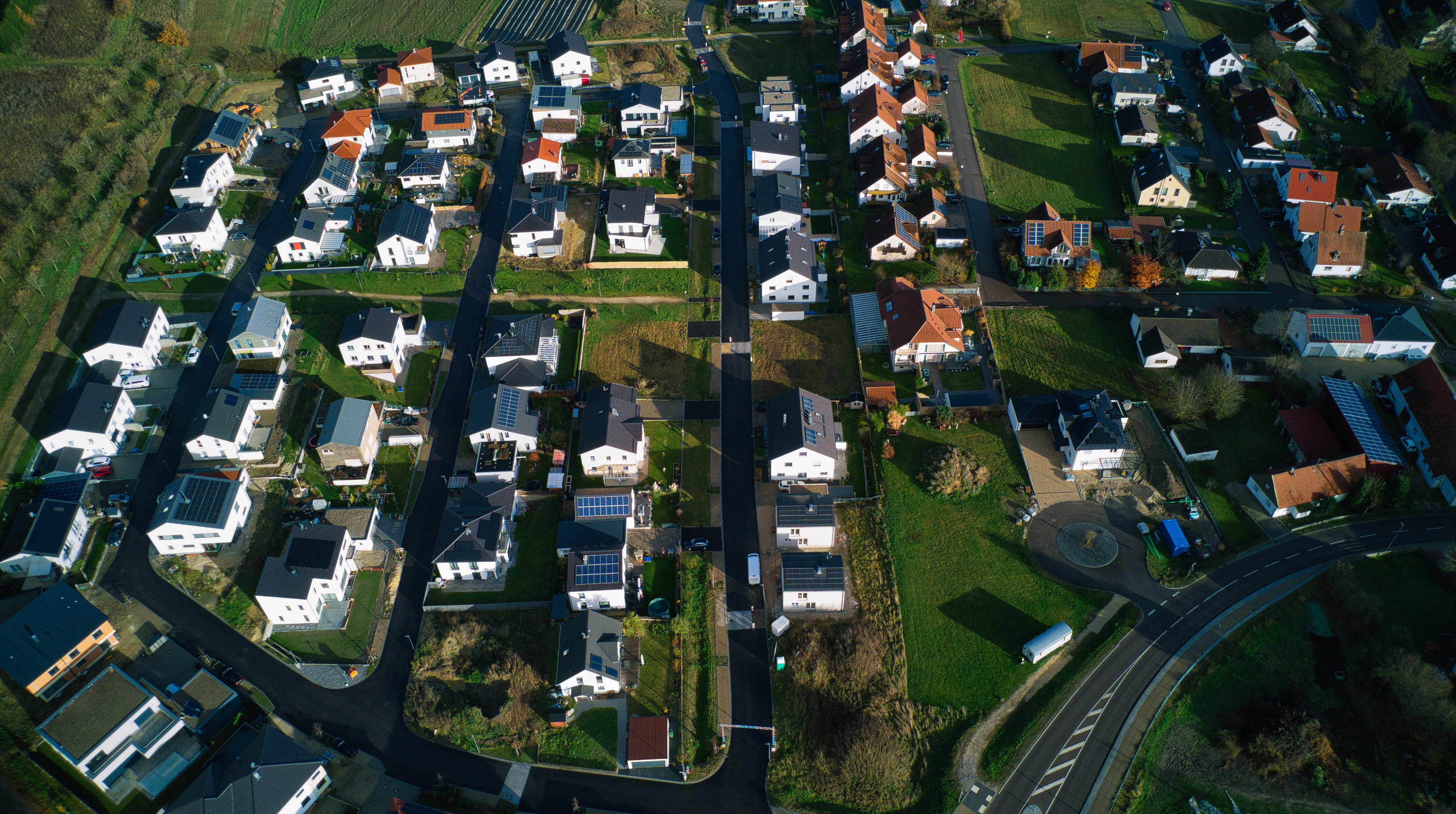 Panorama der Marktgemeinde Hohenwart mit Häusern, Kirchturm, Bäumen und Feldern