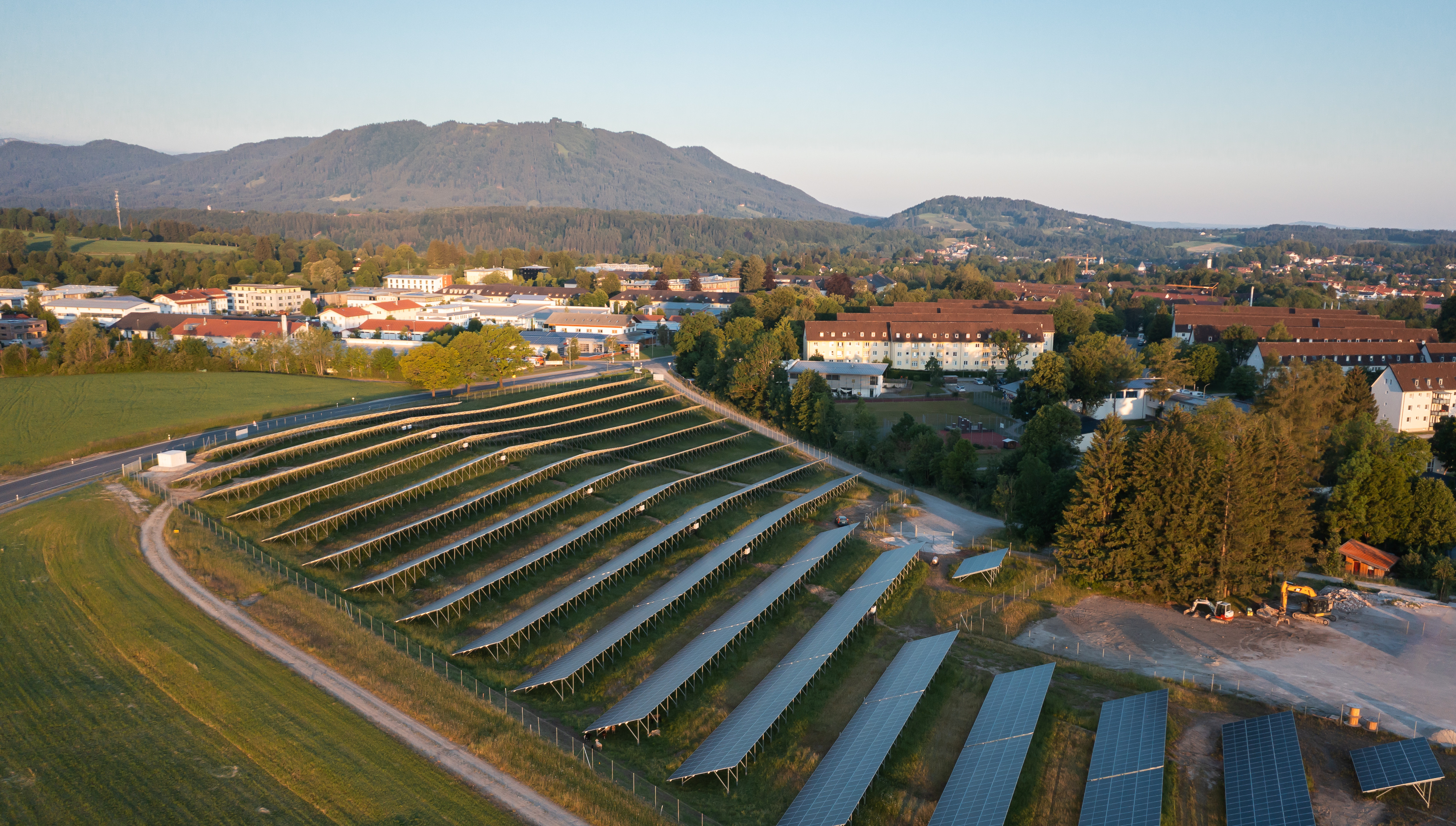 Der Solarpark Greiling an der Mühlleiten von oben.