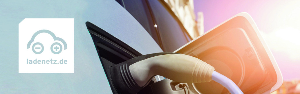 Ladendes Elektroauto und der Schriftzug ladenetz.de