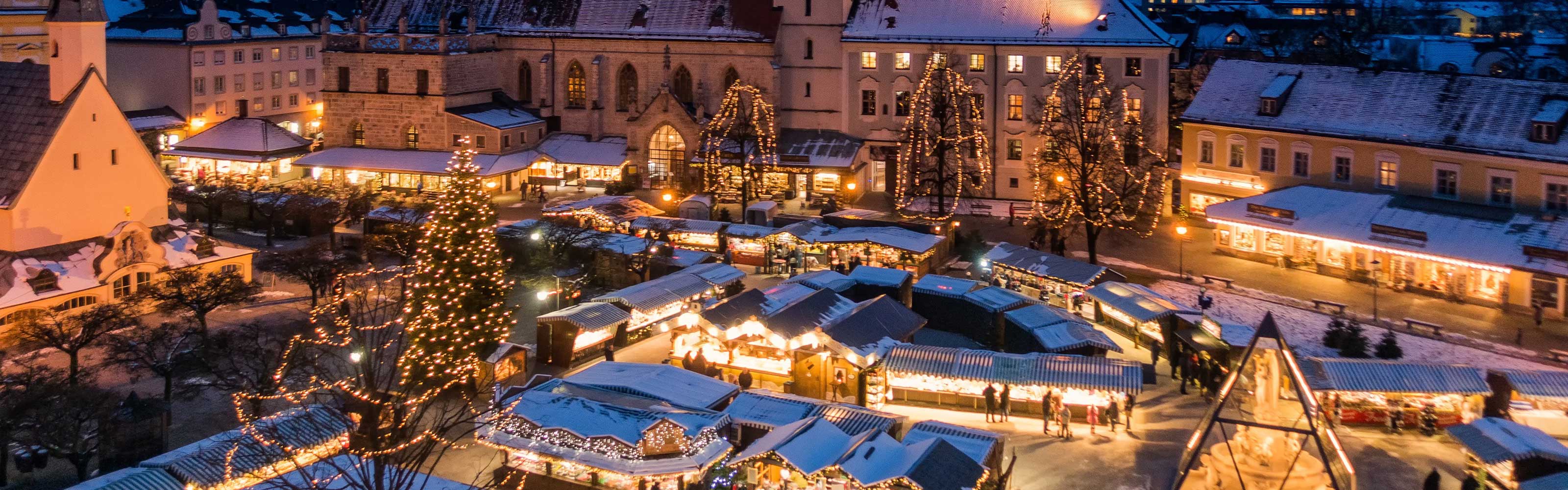 Ein Weihnachtsmarkt von oben.