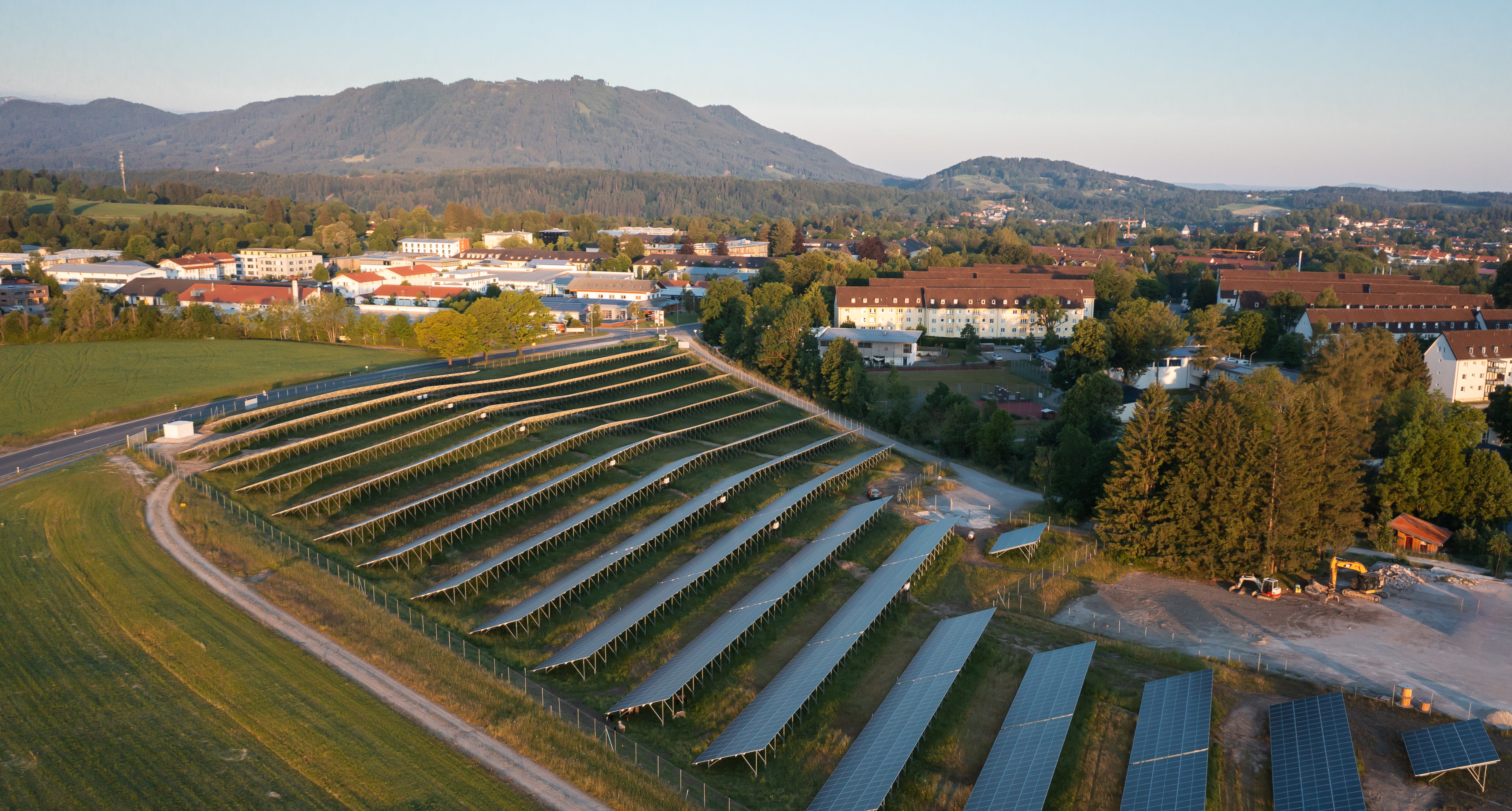 Der Solarpark Greiling an der Mühlleiten von oben.