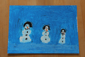 Ein Gemälde von einem Kind mit drei Schneemännern vor blauem Hintergrund.