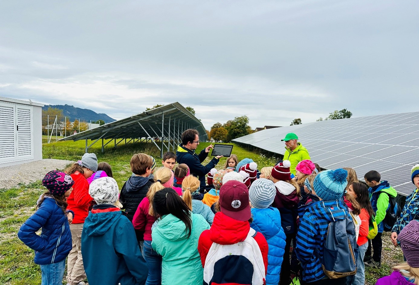 Gruppe von Kindern im Solarpark Greiling.